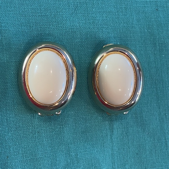 💛 Vintage Alexis Kirk Gold Tone Oval Clip Earrings - Picture 1 of 3